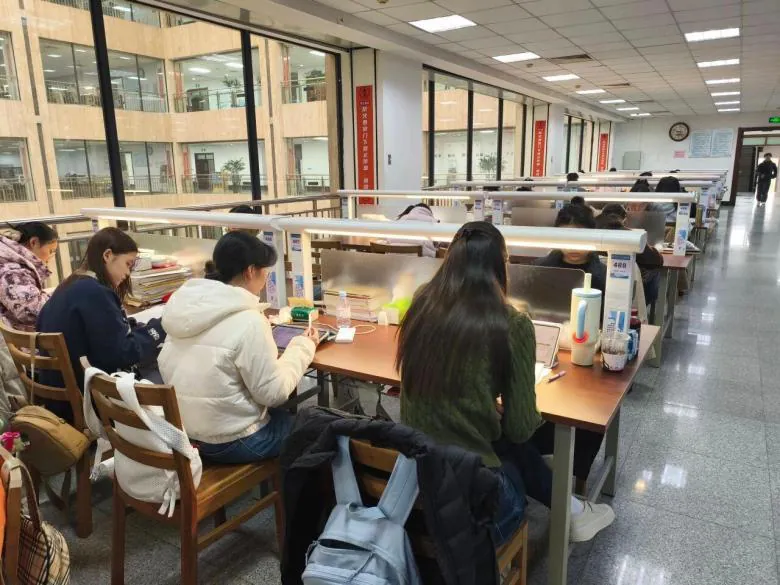 智能灯架下的阅读时光