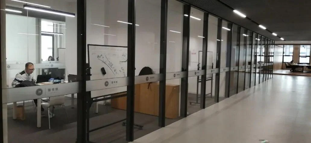 研讨室门口刷卡器:刷校园卡即验证开门